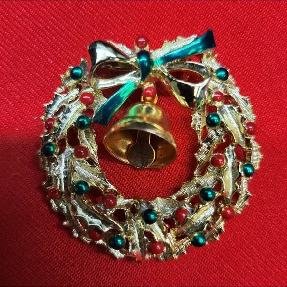 Christmas Pins/ Brooch Set of 2 Christmas Sleigh & Wreath Pin - Picture 5 of 10